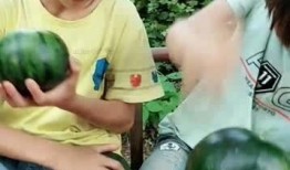 广东精神小伙吃瓜,趣味横生的市井生活剪影