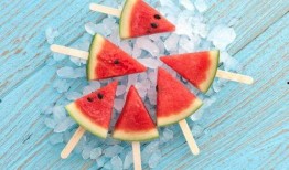 炎炎的夏日吃瓜,炎炎夏日，尽享清凉瓜果盛宴