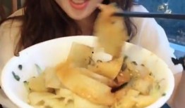 青海阿爸吃瓜,一场与自然的亲密邂逅