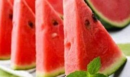 炎炎的夏日吃瓜,炎炎夏日，尽享清凉瓜果盛宴