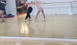 单杠少年吃瓜视频,揭秘校园生活趣味瞬间