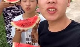 广东精神小伙吃瓜,趣味横生的市井生活剪影