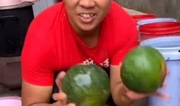 广东精神小伙吃瓜,趣味横生的市井生活剪影