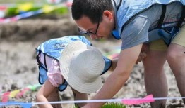 情侣海里吃瓜,情侣海里共享瓜果时光