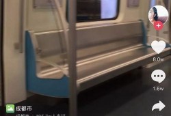 成都地铁女性吃瓜