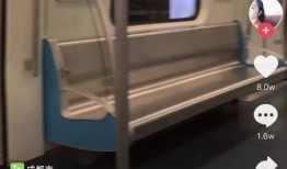 成都地铁女性吃瓜