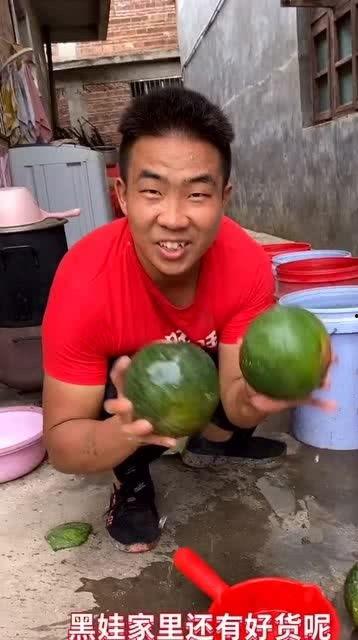 广东精神小伙吃瓜,趣味横生的市井生活剪影